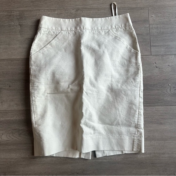 J. Crew Factory Dresses & Skirts - EUC J. Crew Factory - The Pencil Skirt - light cream - size 2